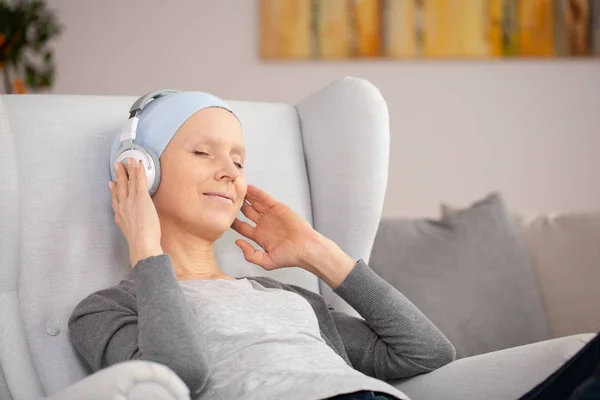 Mulher Pacífica Com Fones Ouvido Lenço Cabeça Azul Descansando Casa — Fotografia de Stock