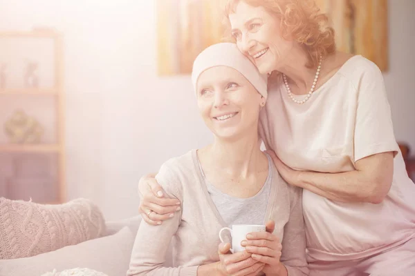 Foto Brillante Dos Mujeres Mayores Positivas Sentadas Juntas Casa Ordenando —  Fotos de Stock