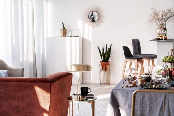 Elegante Wohn Und Esszimmereinrichtung Mit Modischen Möbeln — Stockfoto