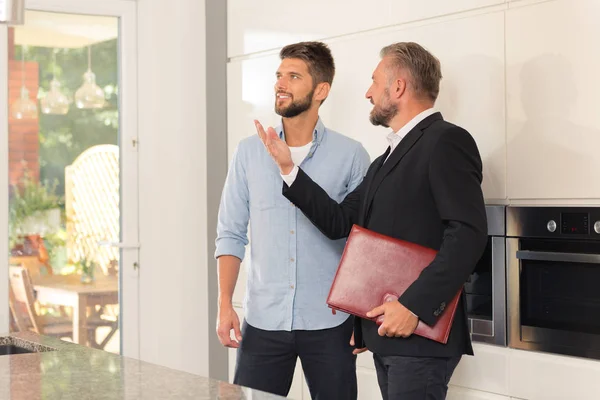 Immobilienberater Stellt Lächelndem Mann Haus Zum Verkauf Vor — Stockfoto