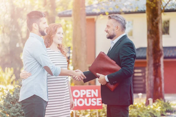 Immobilienmakler Gratuliert Lächelndem Paar Beim Hauskauf — Stockfoto