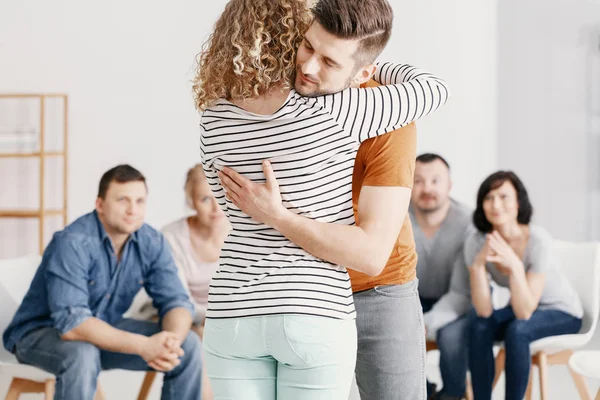 Hombre Abrazando Mujer Después Pelea Durante Terapia Para Parejas Con —  Fotos de Stock