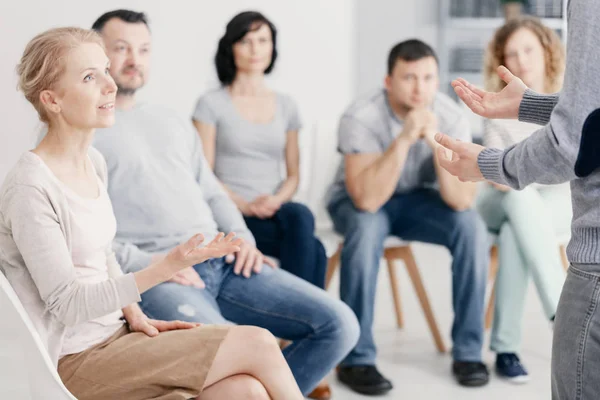 Mulher Conversando Com Homem Durante Terapia Para Casais Com Problemas — Fotografia de Stock