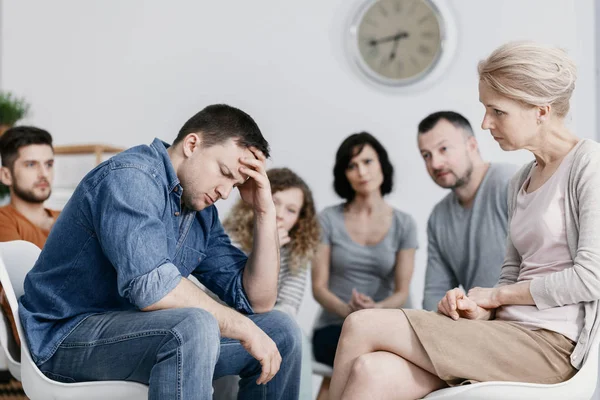 Hombre Con Dolor Cabeza Alcoholismo Problema Psicoterapeuta Durante Encuentro — Foto de Stock