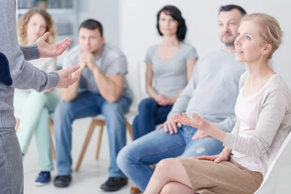 Homem Conversando Com Mulher Sobre Problemas Durante Terapia Para Casais — Fotografia de Stock