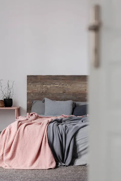 Pastel Pink Grey Blanket Grey Bedding King Size Bed Wooden — Stock Photo, Image