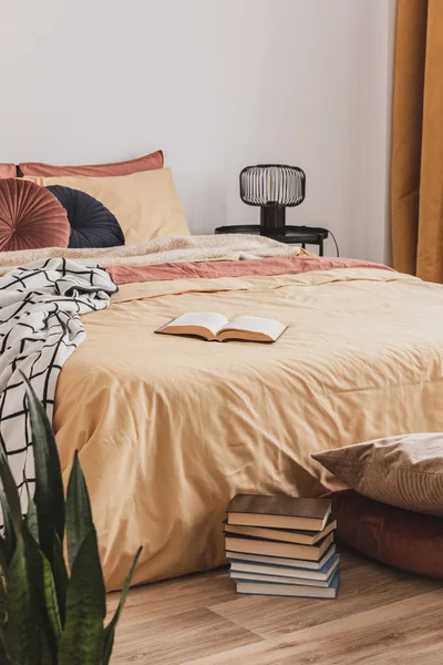 Stapel Boeken Voet Van King Size Bed Met Gele Dekbed — Stockfoto