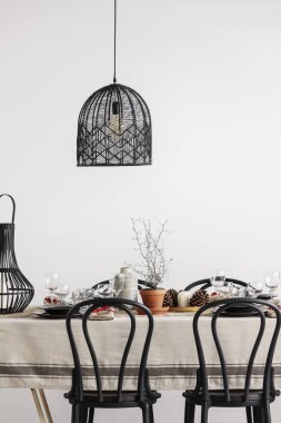 Noel yemeği için yemek yukarıda siyah şık avize ayarla