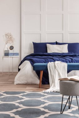Basit lacivert ve beyaz yatak odası iç tasarım