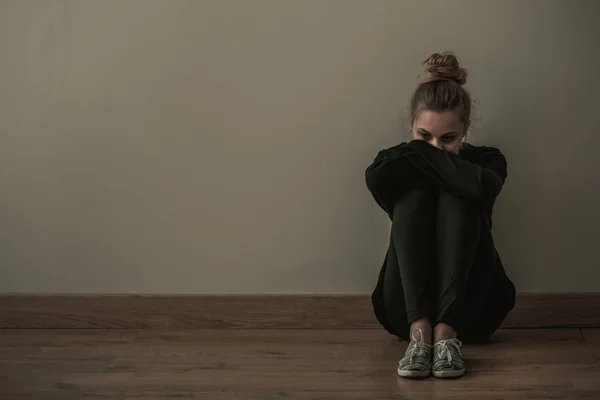 Young Woman Anxiety Disorder Wearing Dark Clothes Sitting Floor Copy — Stock Photo, Image