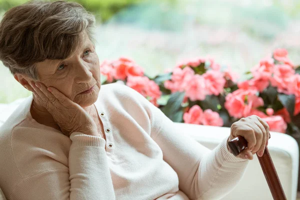 Triste Signora Anziana Con Bastone Seduto Solo Casa Cura Attesa — Foto Stock