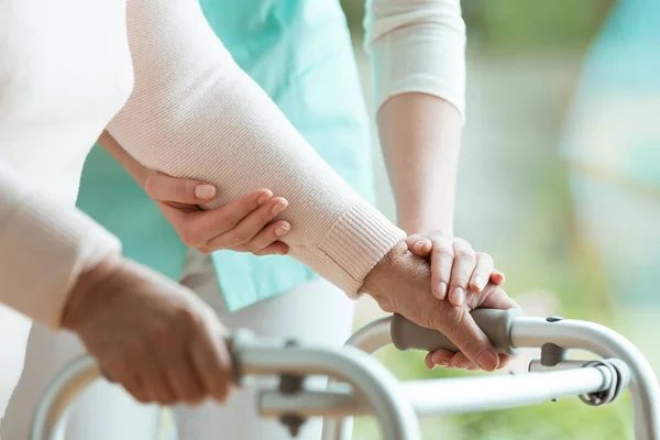 Fechar Mãos Senhora Idosa Segurando Andarilho Enfermeira Útil Apoiando — Fotografia de Stock