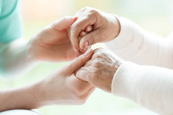 Close Van Handen Van Jonge Verpleegster Hand Hand Voor Een — Stockfoto