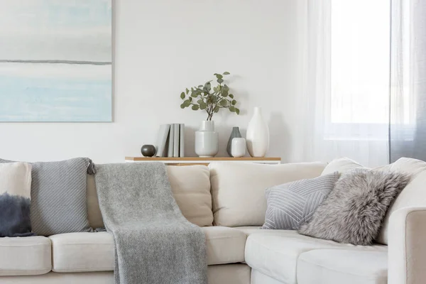 Travesseiros Cobertor Confortável Sofá Canto Bege Sala Estar Elegante — Fotografia de Stock
