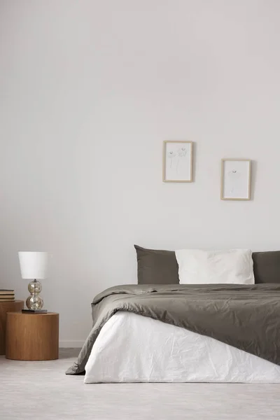 Lamp Een Houten Kruk Naast Bed Witte Minimale Slaapkamer Interieur — Stockfoto