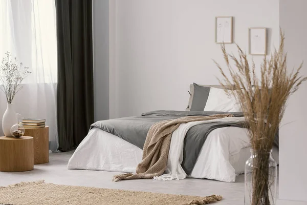 Bloemen Houten Kruk Naast Bed Met Deken Minimale Slaapkamer Interieur — Stockfoto