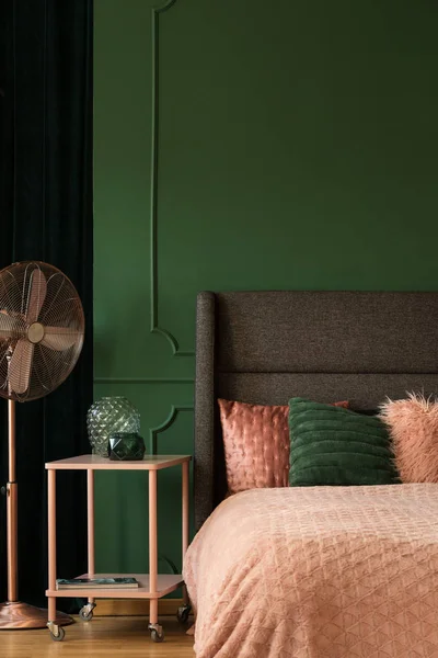 Accents Rose Pastel Dans Intérieur Chambre Coucher Vert Émeraude Avec — Photo