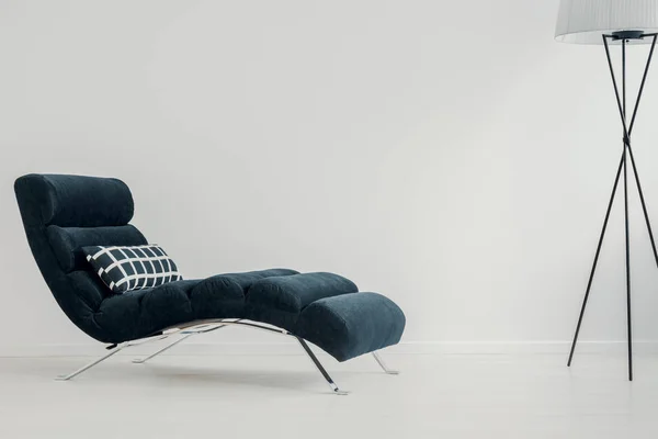 时尚的深蓝色长椅 在整洁的客厅里 在空墙上有复制空间 旁边有格子枕头 旁边有格子枕头 — 图库照片