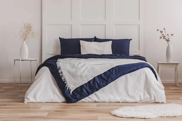 Λευκό Μαξιλάρι Μπλε Κλινοστρωμνή Σχετικά King Size Κρεβάτι Μοντέρνο Υπνοδωμάτιο — Φωτογραφία Αρχείου