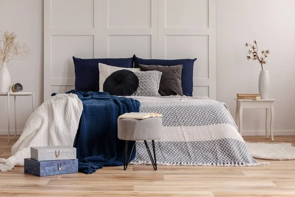 Grijs Blauw Beddengoed Dekens Comfortabele King Size Bed — Stockfoto