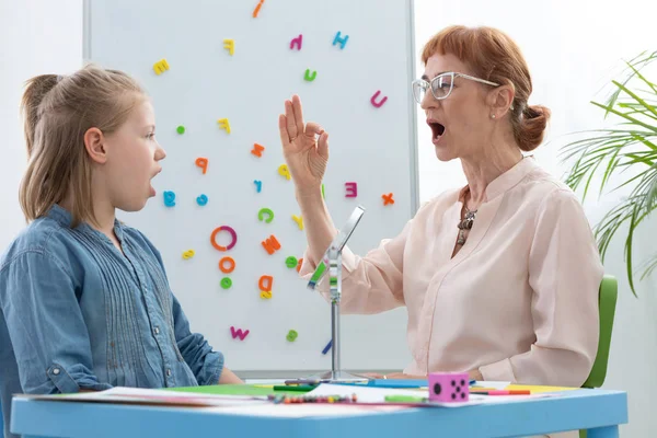 Speech Therapist Insegnamento Vocali Una Ragazza — Foto Stock