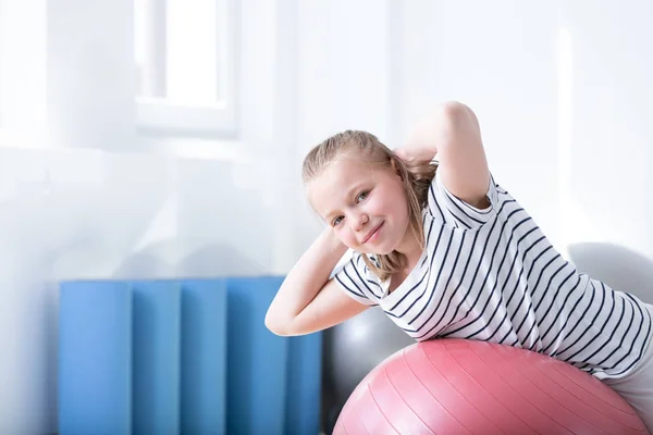 Bir Spor Salonunda Fitness Topu Yatan Kız — Stok fotoğraf