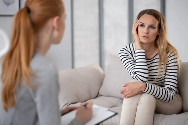 Young Beautiful Woman Suffering Obsessive Compulsive Disorder Consulting Her Doctor — Stock Photo, Image