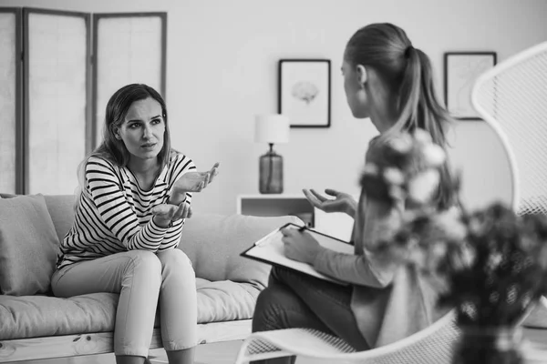 Mooie Jongedame Zittend Bank Therapeut Office Zwart Wit Foto — Stockfoto