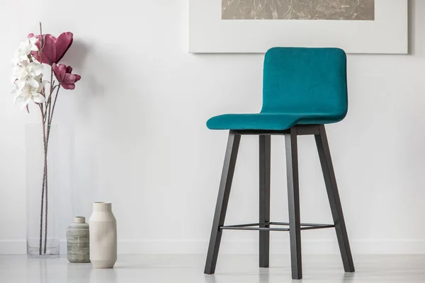 Cadeira Elegante Interior Sala Estar Brilhante Moda Com Vasos Pintura — Fotografia de Stock