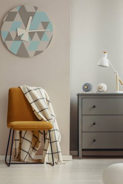 Çekmece gri ahşap göğüs ile zarif iç şık sarı sandalye