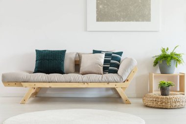 İskandinav kanepe yastık ile pantolon beton pot ve duvardaki gümüş boyama ahşap tablosunun yanındaki ile çağdaş salon iç