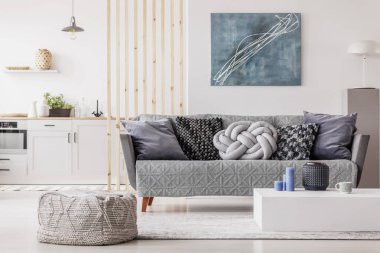 Mutfak ve oturma odası ile parlak açık plan stüdyo daire ahşap Mullins duvar