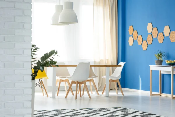 Salle Manger Bleue Blanche Lumineuse Avec Table Chaises Dans Appartement — Photo