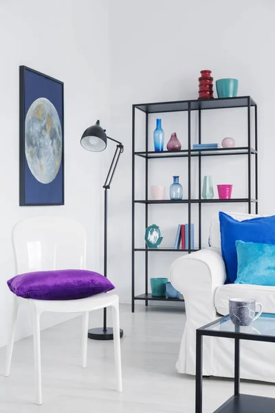 Almohada Violeta Silla Interior Sala Estar Blanca Con Sofá Cerca — Foto de Stock