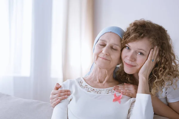 Vacker Dotter Stödja Mamma Med Bröst Cancer — Stockfoto
