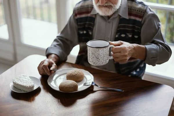 Eenzame Senior Man Zittend Keukentafel Drinken Thee — Stockfoto