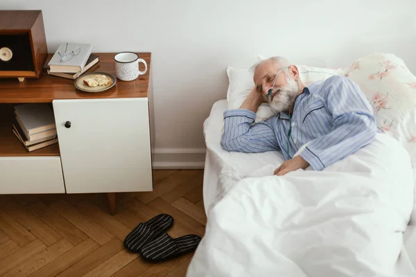 Enfermo Anciano Con Pijama Azul Acostado Cama Asilo — Foto de Stock