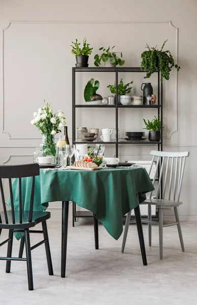 Stijlvolle Stoelen Aan Ronde Tafel Met Groen Tafelkleed Grijze Eetzaal — Stockfoto