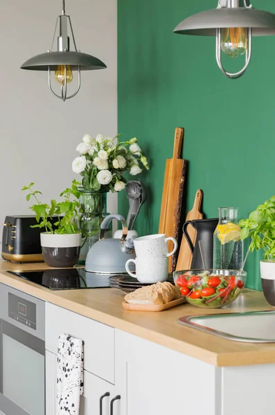 Brot Und Gemüsesalat Auf Der Holztheke Der Trendigen Küche — Stockfoto