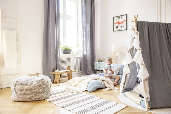 Lindo Niño Sentado Cama Interior Del Dormitorio Escandinavo Con Tienda — Foto de Stock