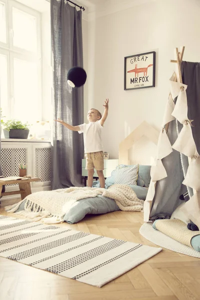 Boy Playing Ball Slaapkamer Interieur Met Deken Tent Naast Blue — Stockfoto