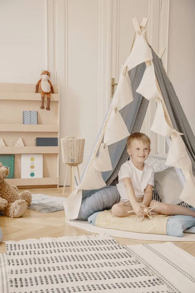 Gelukkig Kind Tent Deken Witte Speelkamer Interieur Met Pluche Speelgoed — Stockfoto