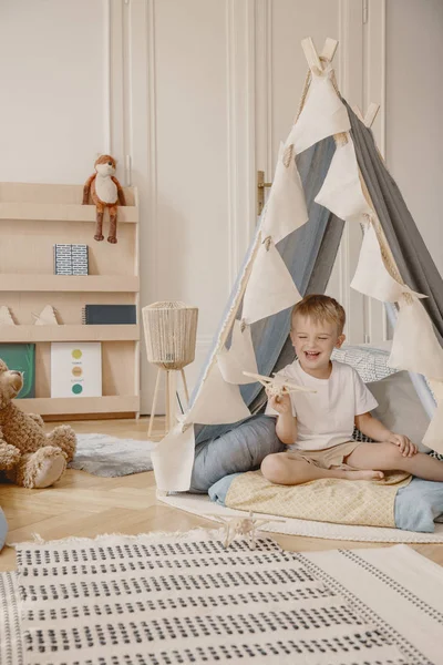 Schattige Kleine Jongen Zittend Tent Stijlvolle Kid Speelkamer Modern Appartement — Stockfoto