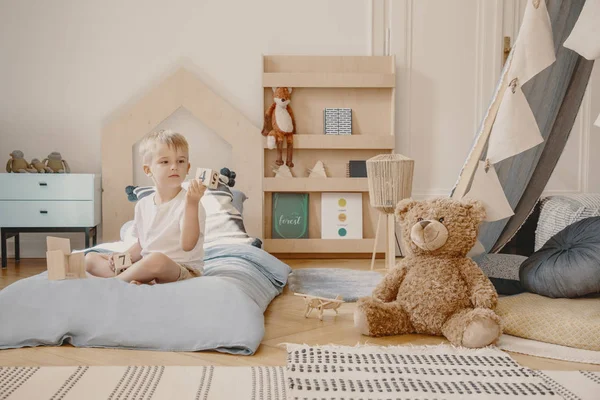 Teddy Beer Naast Boy Blue Bed Scandinavische Slaapkamer Interieur Met — Stockfoto