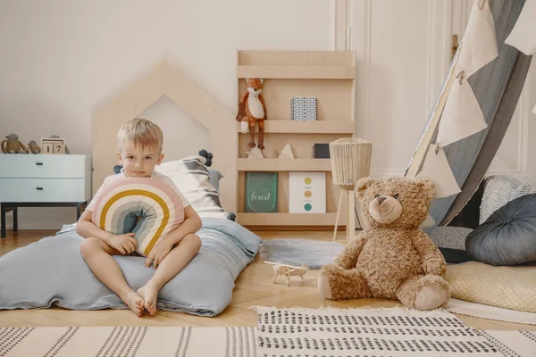 Kid Met Kleurrijke Kussen Blauw Bed Naast Teddybeer Slaapkamer Interieur — Stockfoto