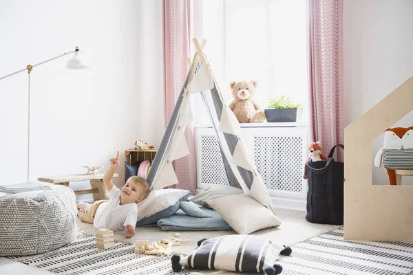 Glimlachend Kind Vloer Pluche Speelgoed Slaapkamer Interieur Met Poef Tent — Stockfoto