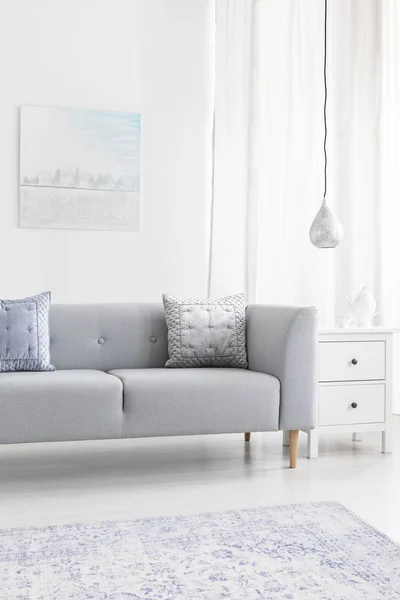 Graues Sofa Mit Kissen Lampennähe Minimalistischen Wohnzimmerinterieur Mit Poster Und — Stockfoto