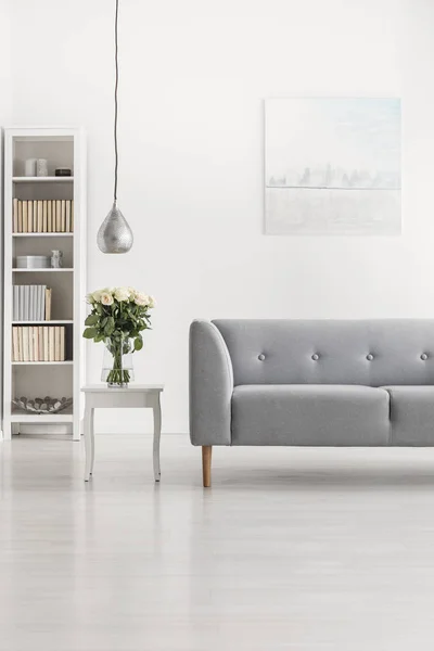 Verticale Weergave Van Grijze Comfortabele Sofa Witte Woonkamer Interieur Met — Stockfoto