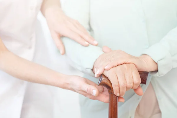 Fechar Mãos Senhora Sênior Madeira Bengala Enfermeira Útil Apoiá — Fotografia de Stock