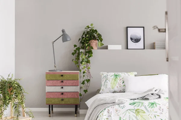 Suede Kattaa Vaaleanpunainen Oliivinvihreä Yöpöytä Harmaa Lamppu Tyylikäs Makuuhuone Kukka — kuvapankkivalokuva